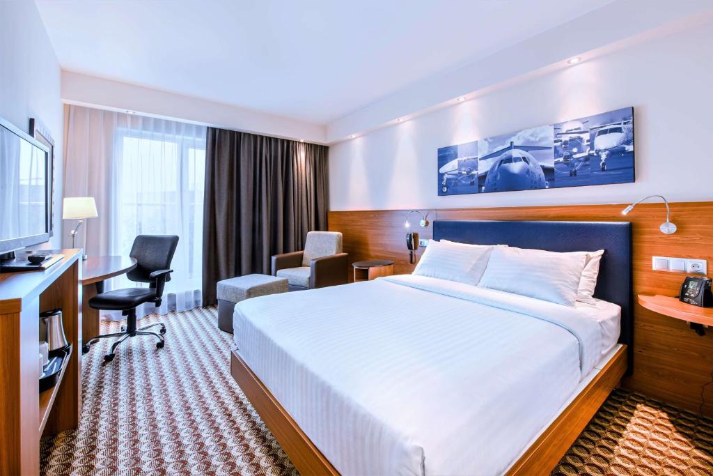 Hampton by Hilton Warsaw Airport - Queen Room