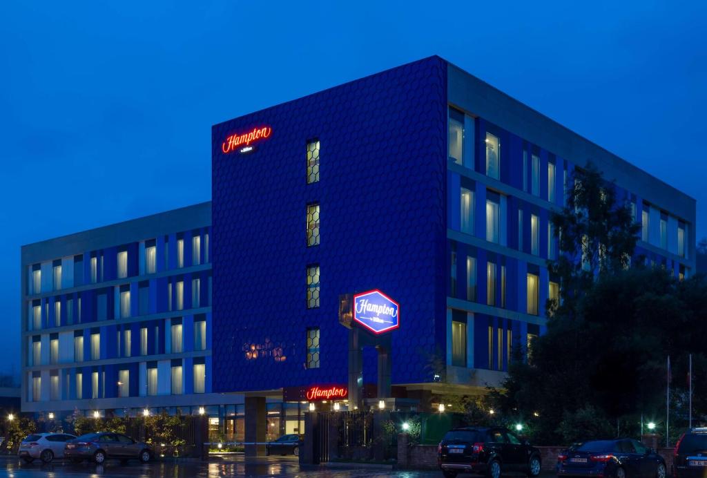 サムスンにあるHampton by Hilton Samsunの看板付きの建物