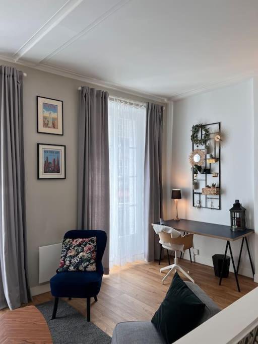 un salon avec un bureau et une chaise dans l'établissement Le Pawlina, à Nantes