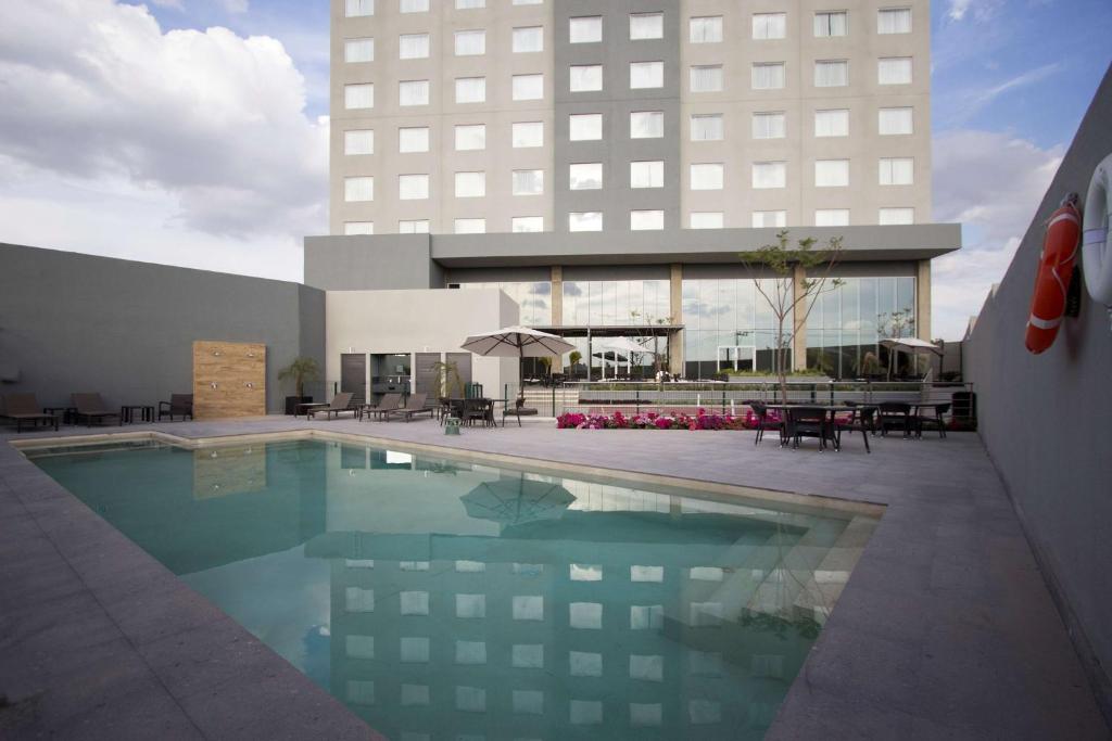 Piscina a Homewood Suites By Hilton Silao Airport o a prop