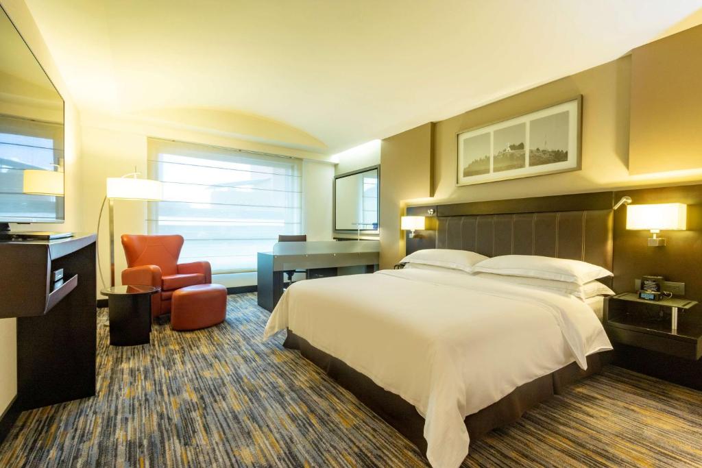 Postel nebo postele na pokoji v ubytování Hilton Bogotá