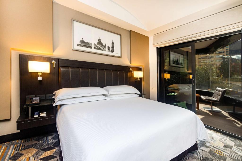Postel nebo postele na pokoji v ubytování Hilton Bogotá