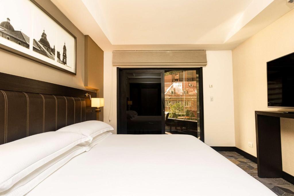 Postel nebo postele na pokoji v ubytování Hilton Bogotá