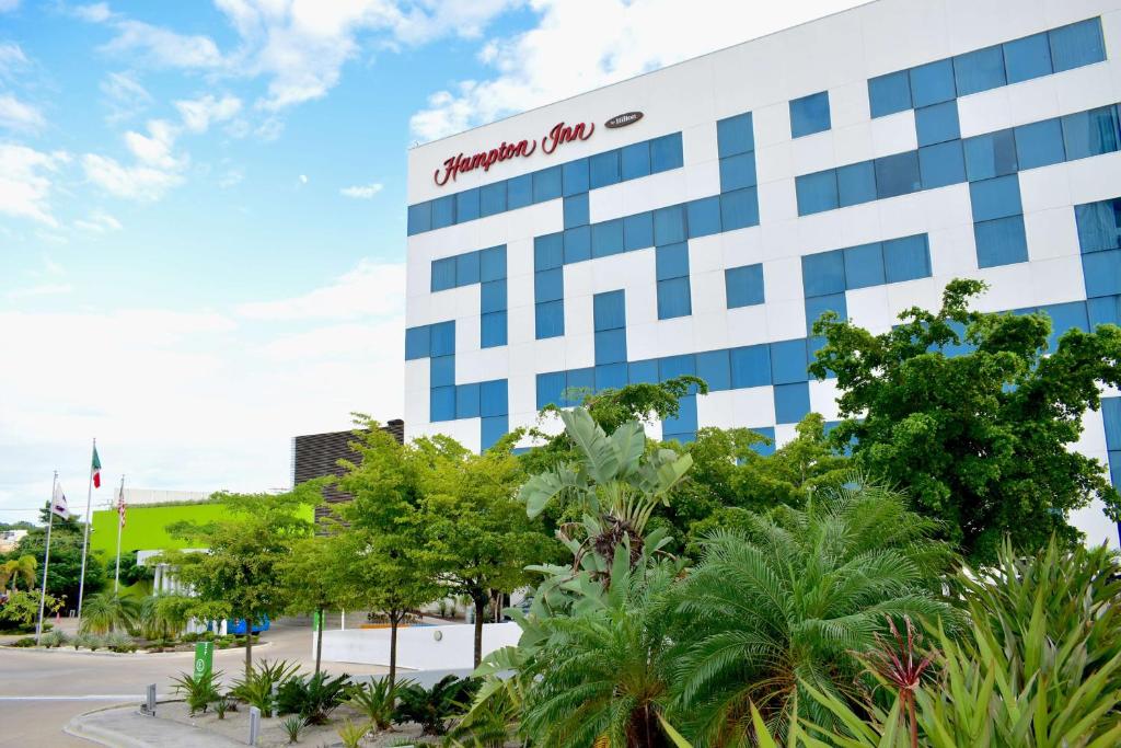 a building with a sign on the side of it at Hampton Inn by Hilton Ciudad del Carmen in Ciudad del Carmen