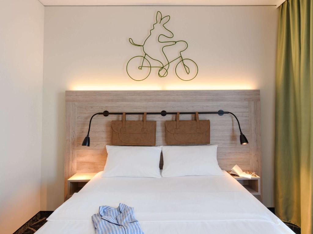 Postel nebo postele na pokoji v ubytování ibis Styles Magdeburg