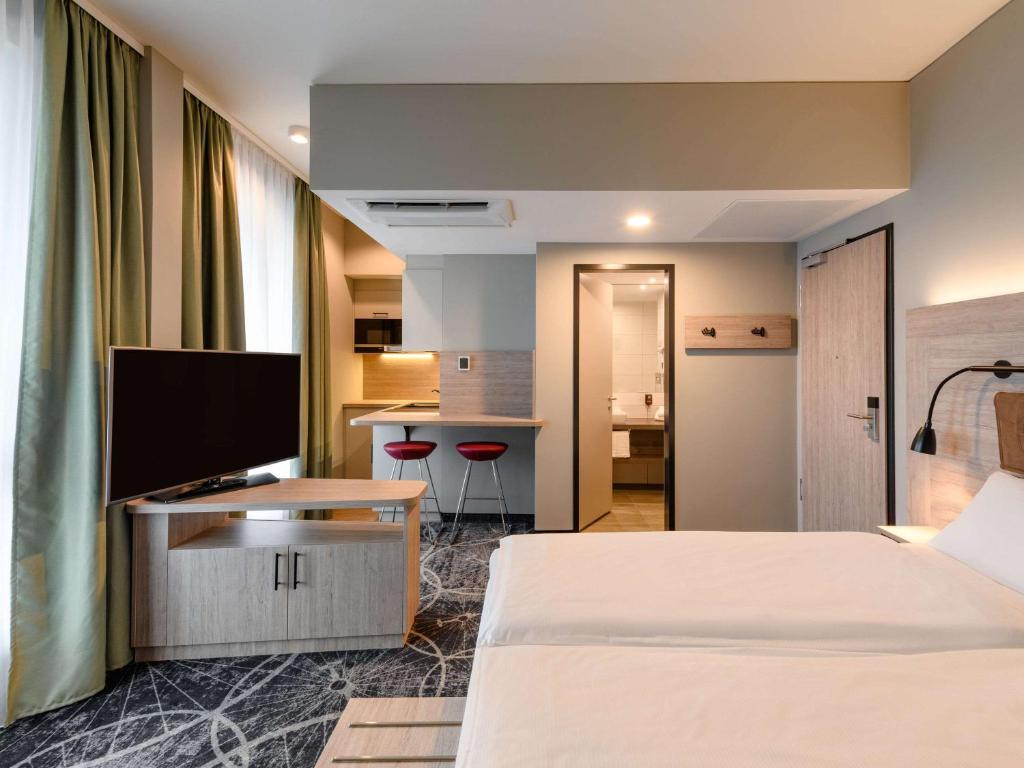 TV a/nebo společenská místnost v ubytování ibis Styles Magdeburg