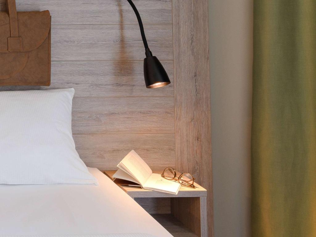 Postel nebo postele na pokoji v ubytování ibis Styles Magdeburg