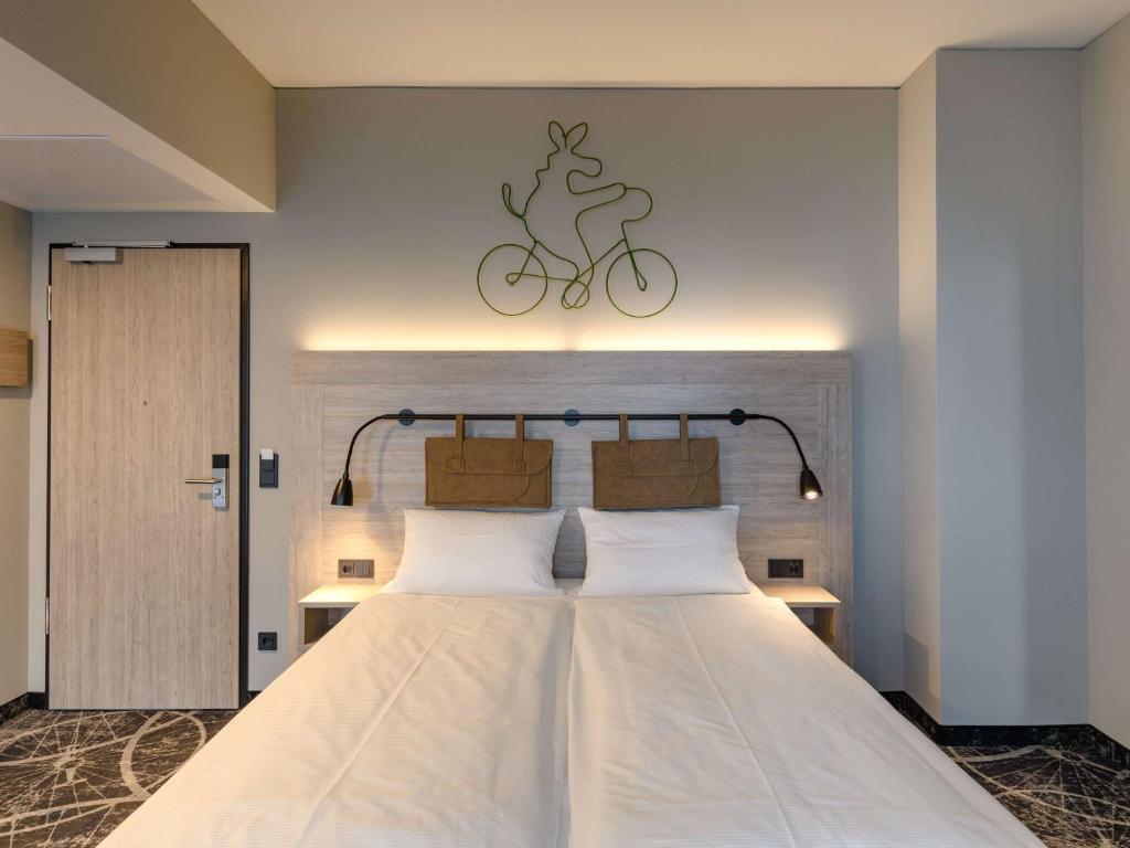 Postel nebo postele na pokoji v ubytování ibis Styles Magdeburg