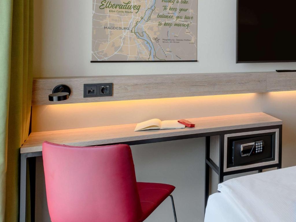 Postel nebo postele na pokoji v ubytování ibis Styles Magdeburg