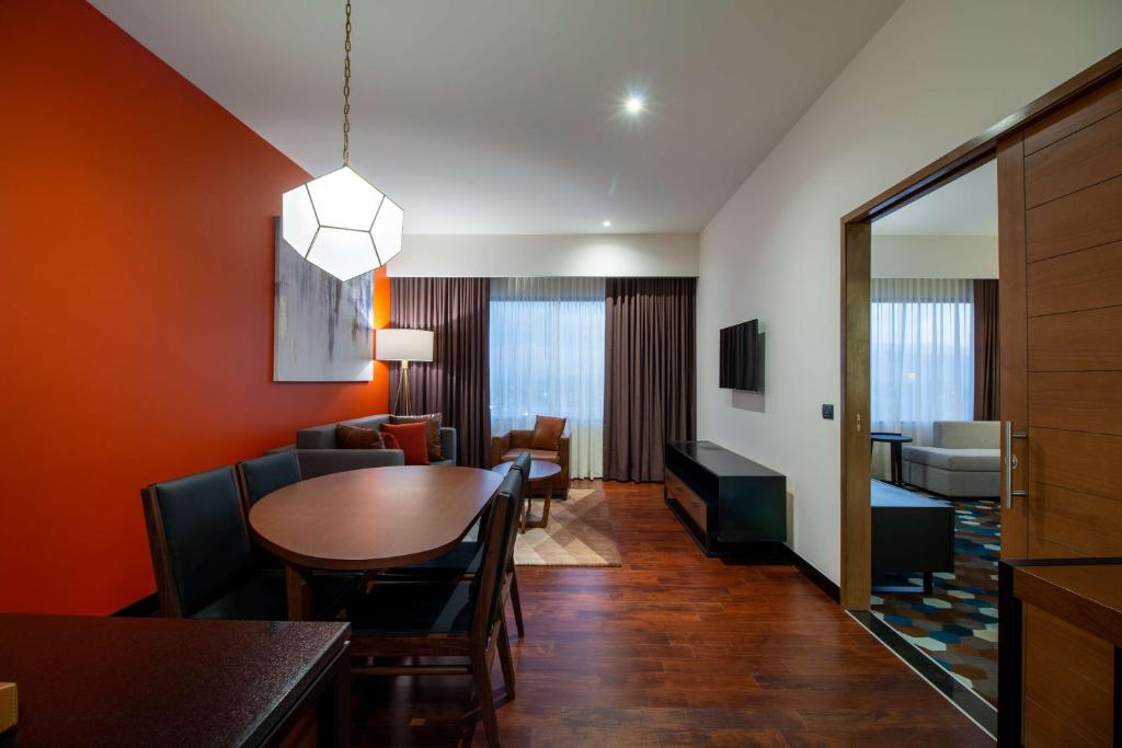 Posezení v ubytování Doubletree By Hilton Celaya