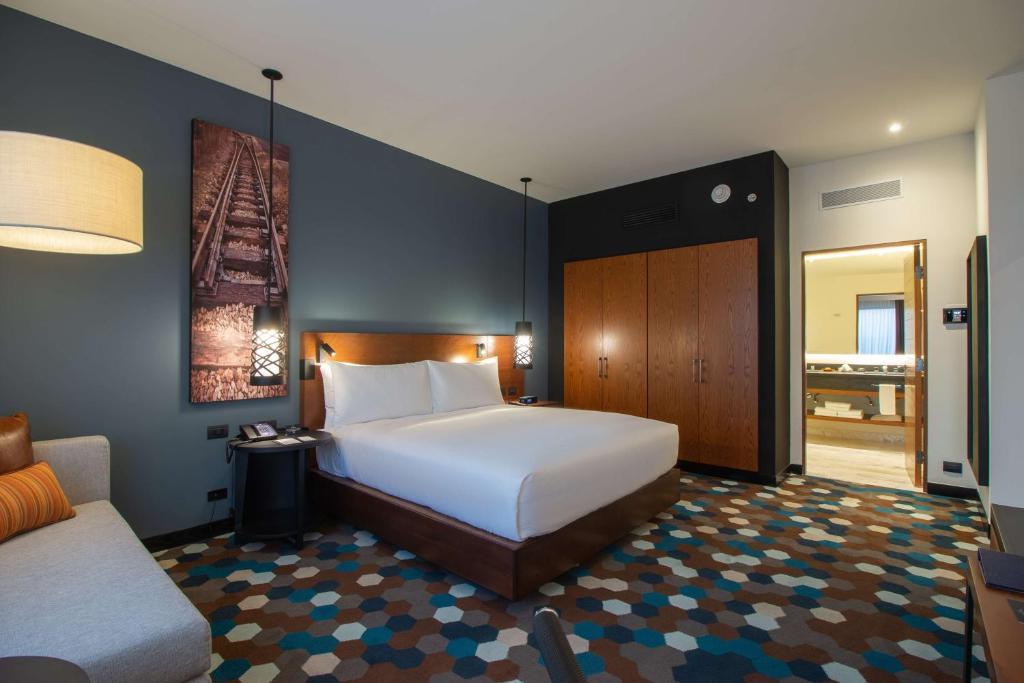 Postel nebo postele na pokoji v ubytování Doubletree By Hilton Celaya