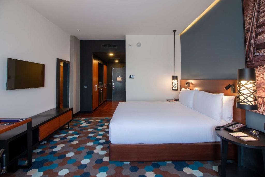 Postel nebo postele na pokoji v ubytování Doubletree By Hilton Celaya