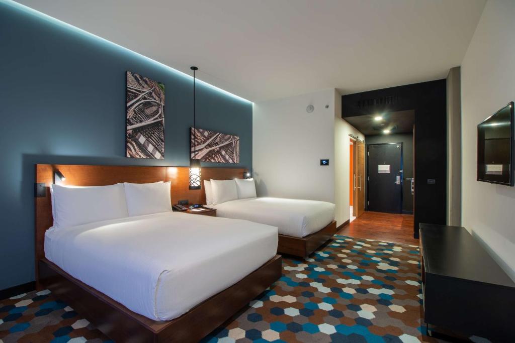 Postel nebo postele na pokoji v ubytování Doubletree By Hilton Celaya