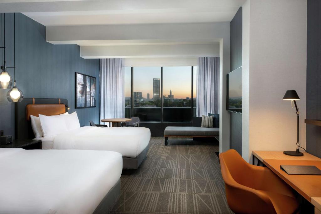 Postel nebo postele na pokoji v ubytování Hilton Guadalajara Midtown