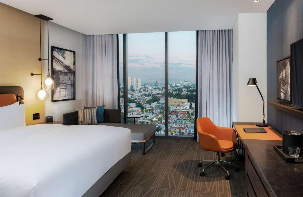 Postel nebo postele na pokoji v ubytování Hilton Guadalajara Midtown