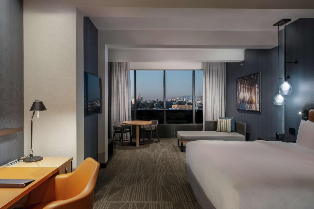Postel nebo postele na pokoji v ubytování Hilton Guadalajara Midtown