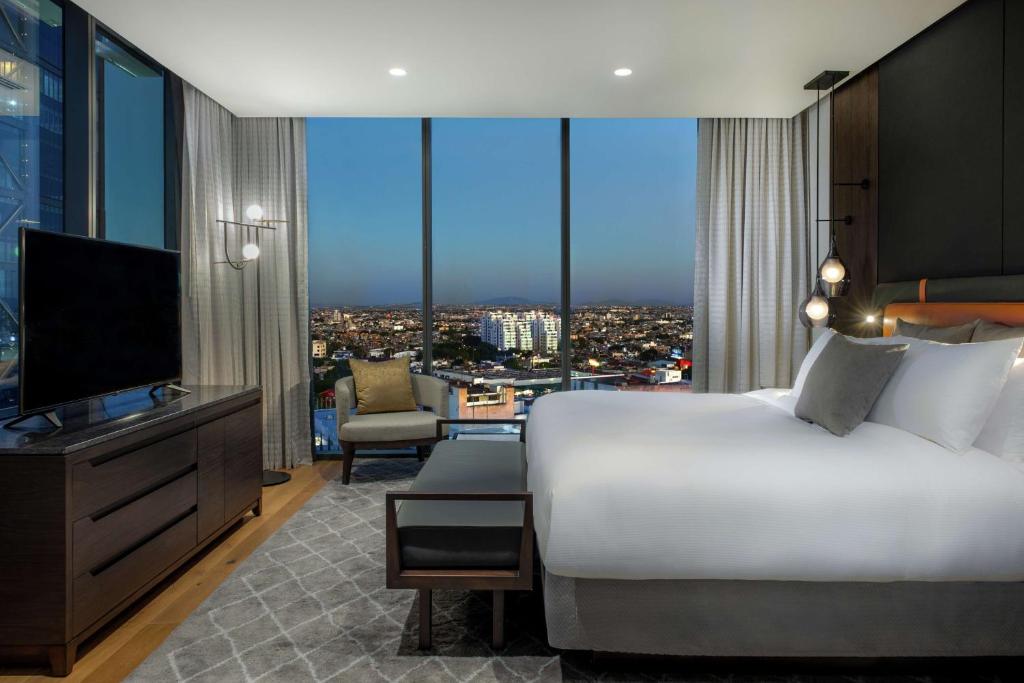 TV a/nebo společenská místnost v ubytování Hilton Guadalajara Midtown