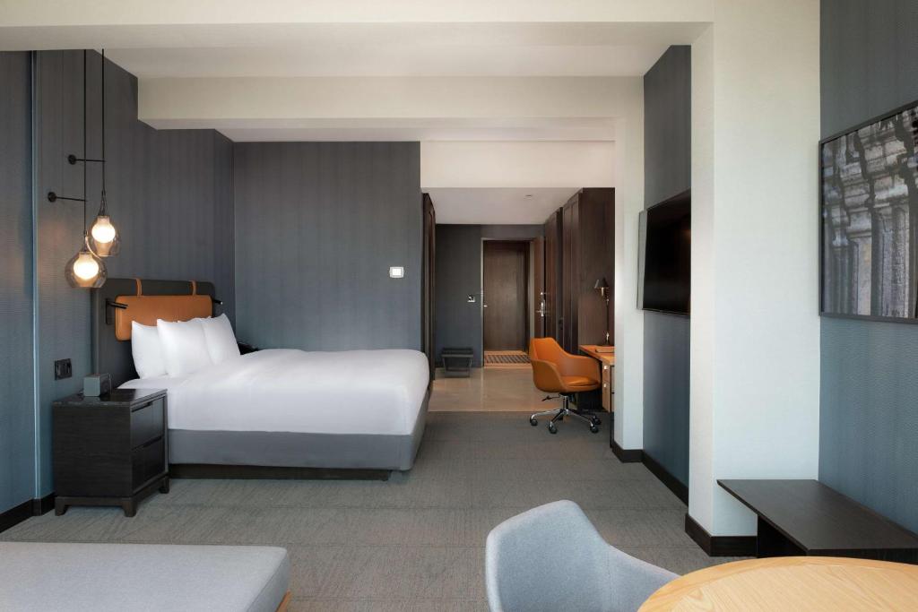 Postel nebo postele na pokoji v ubytování Hilton Guadalajara Midtown