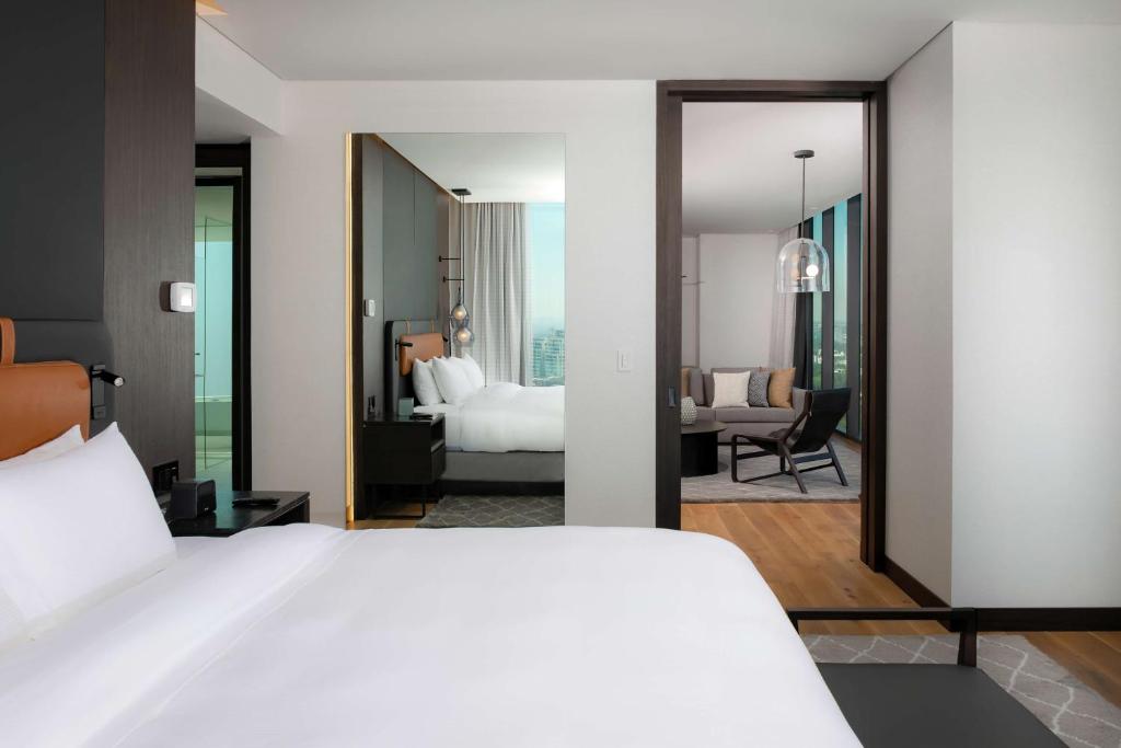Postel nebo postele na pokoji v ubytování Hilton Guadalajara Midtown