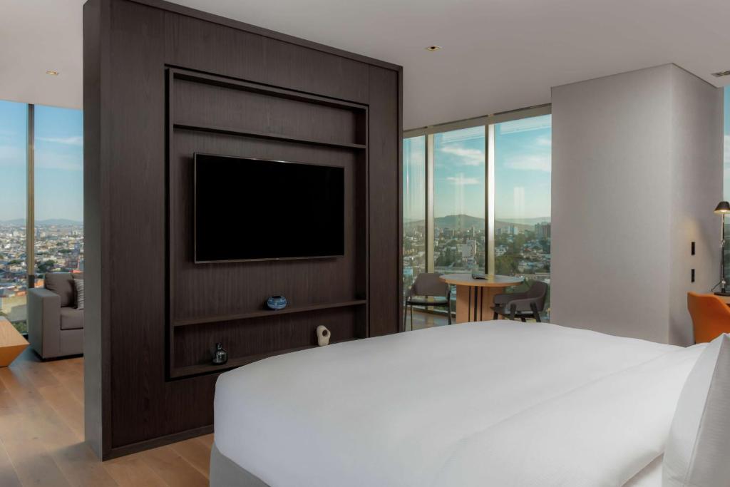 Postel nebo postele na pokoji v ubytování Hilton Guadalajara Midtown