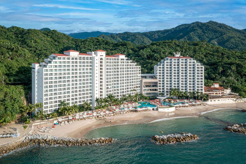 uma vista aérea de um resort e de uma praia em Hilton Vallarta Riviera All-Inclusive Resort,Puerto Vallarta em Puerto Vallarta
