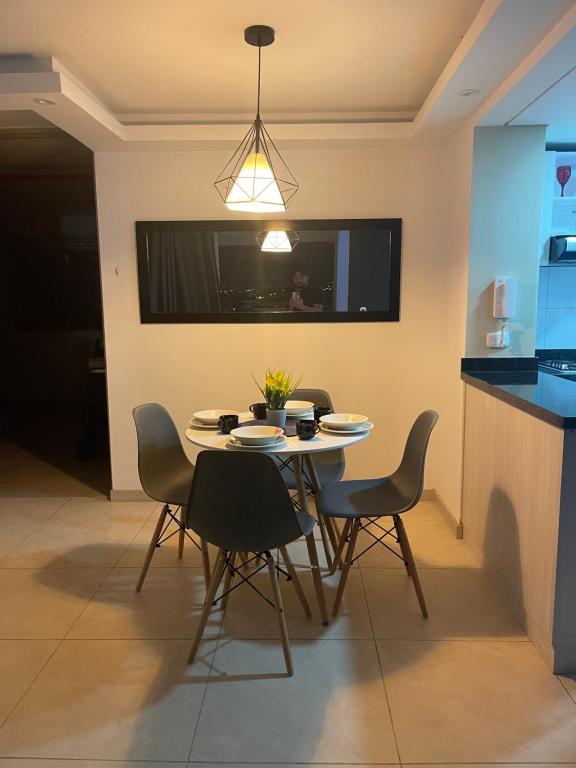 a dining room with a table and chairs at Hermoso apto zona sur CALI in Cali