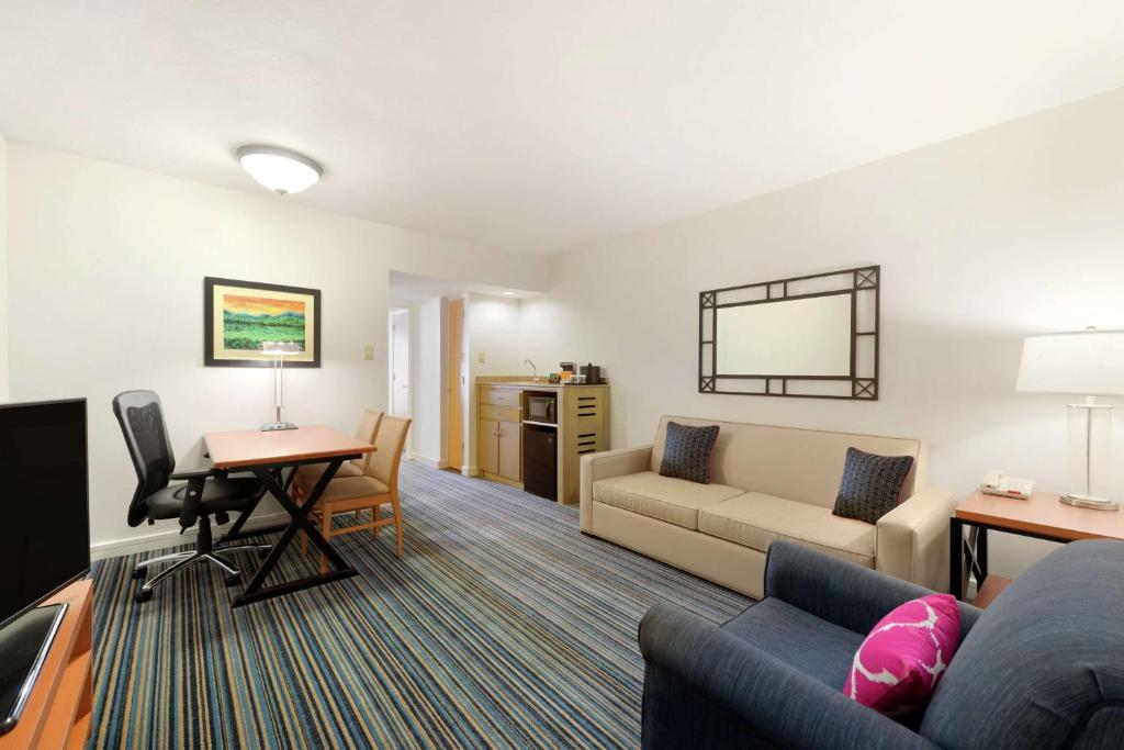 Embassy Suites by Hilton Dorado del Mar Beach Resort - King Room - Acceso A Movilidad/no Fumar