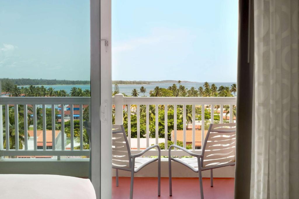 Embassy Suites by Hilton Dorado del Mar Beach Resort - King Suite Con Vista Parcial Del Océano