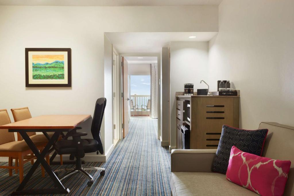 Embassy Suites by Hilton Dorado del Mar Beach Resort - Rey Suite