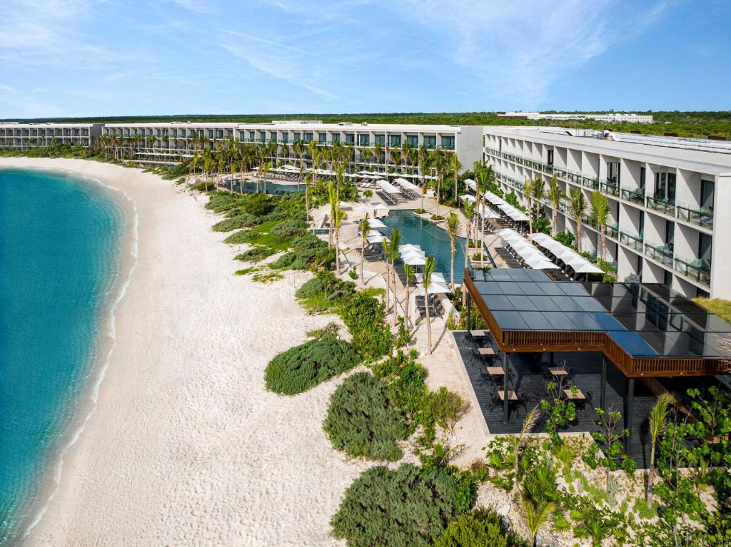 圖盧姆的住宿－Hilton Tulum Riviera Maya All-Inclusive Resort，享有酒店和海滩的空中景致