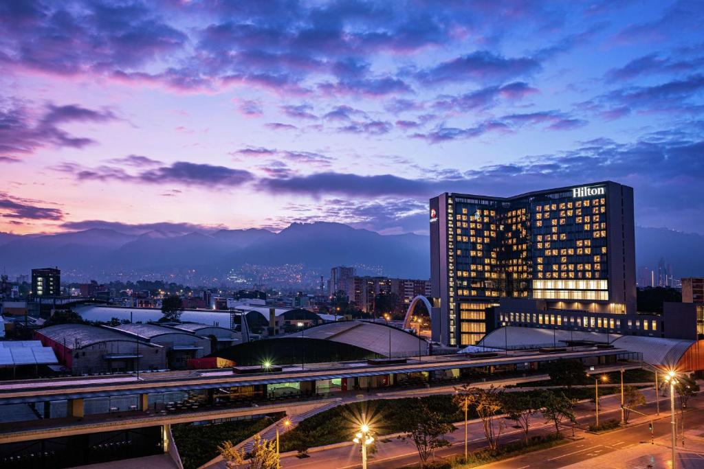 un perfil urbano con un edificio y un tren en Hilton Bogota Corferias en Bogotá