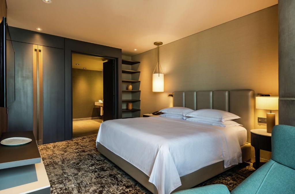 Postel nebo postele na pokoji v ubytování Hilton Bogota Corferias