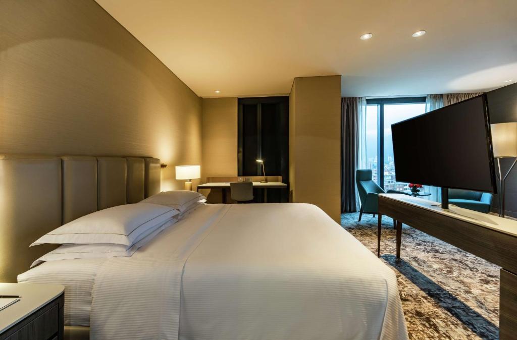 Postel nebo postele na pokoji v ubytování Hilton Bogota Corferias