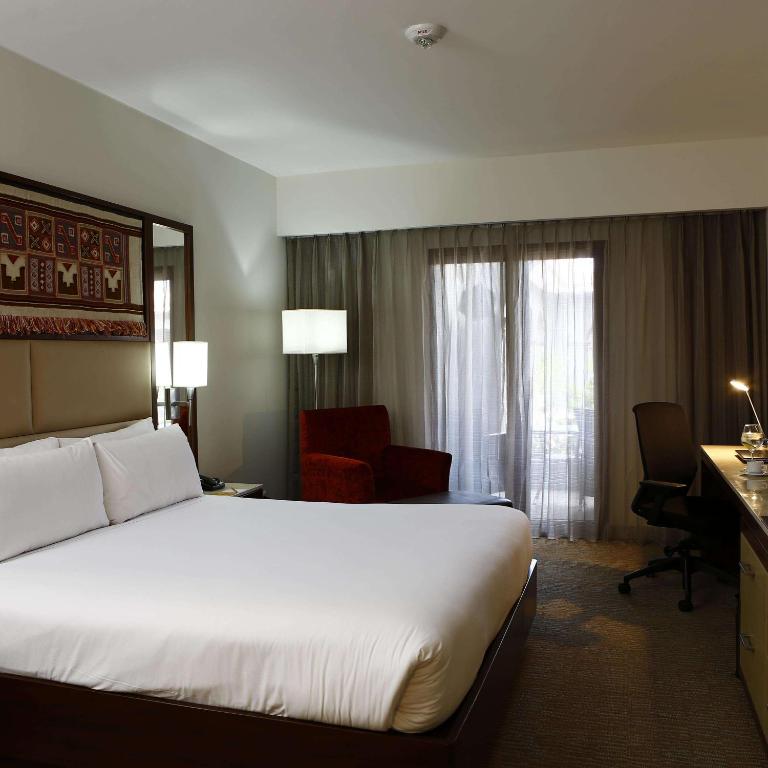 Postel nebo postele na pokoji v ubytování Hilton Garden Inn Cusco