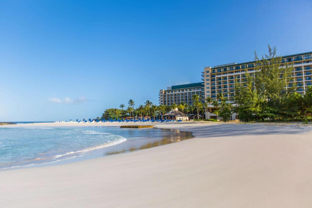 een uitzicht op het strand voor het resort bij Hilton Barbados Resort in Bridgetown