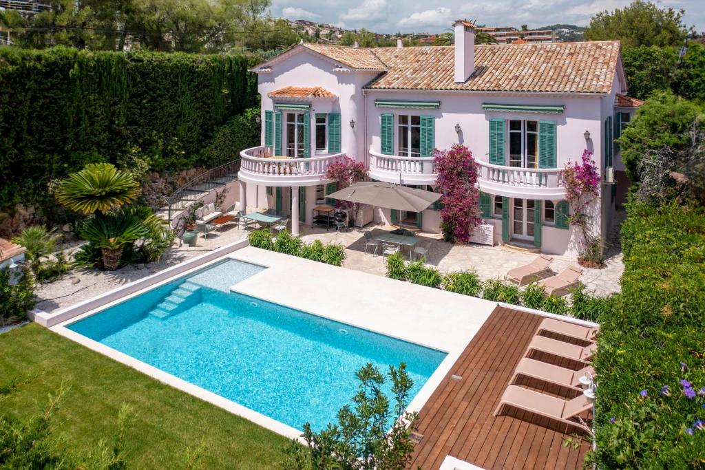 una vista aérea de una casa con piscina en Cannes Luxury Rental - Stunning renovated house with pool to rent en Le Cannet