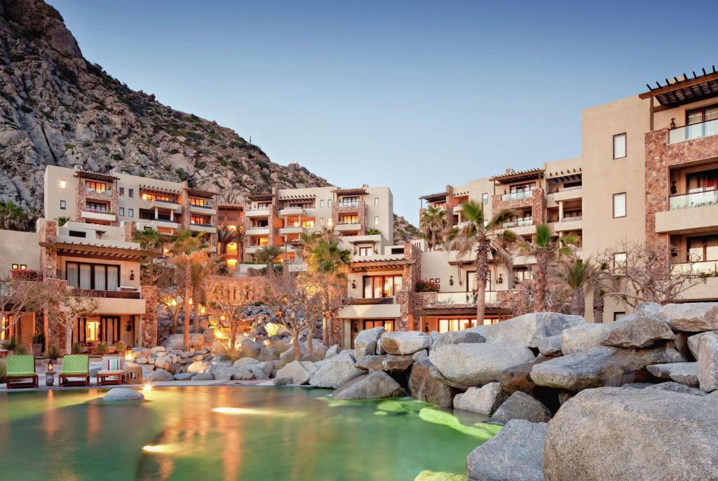 un río en medio de una ciudad con edificios en Waldorf Astoria Los Cabos Pedregal en Cabo San Lucas