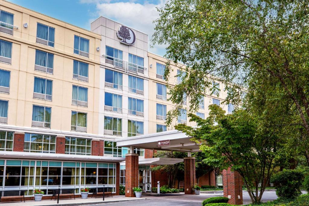 um edifício de escritórios com um relógio em cima em DoubleTree by Hilton Hotel Boston Bayside em Boston