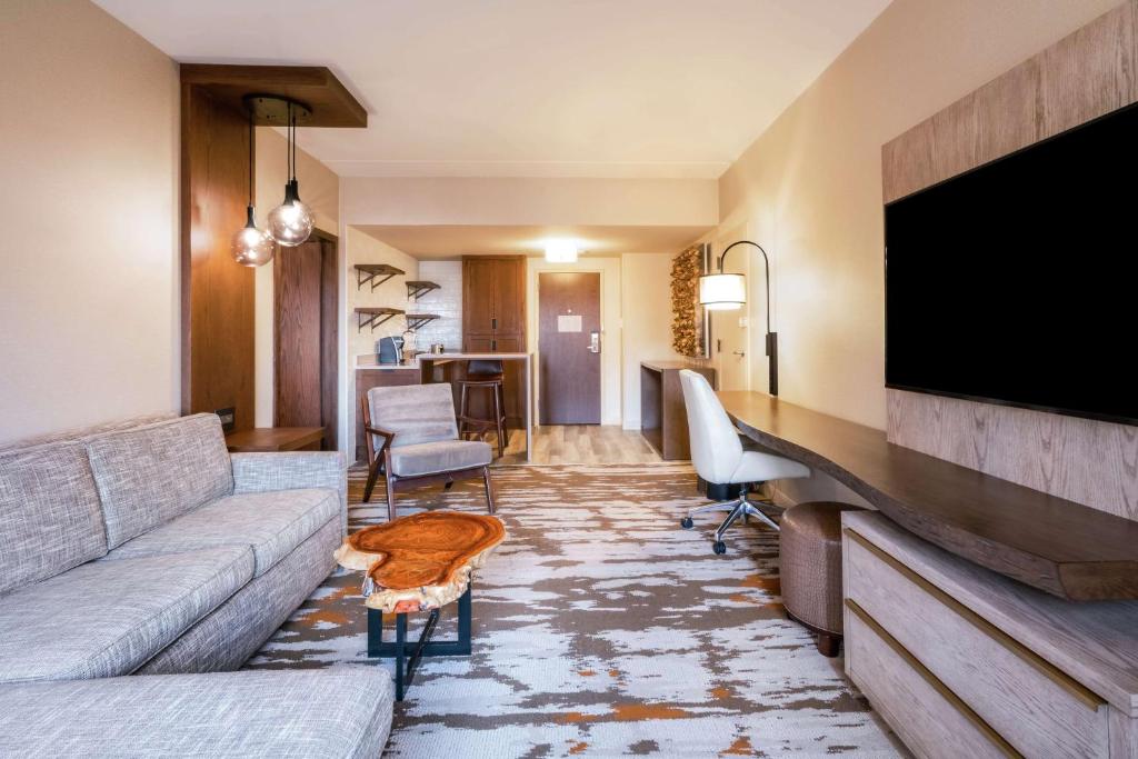 Hilton Denver City Center - One-Bedroom King Suite