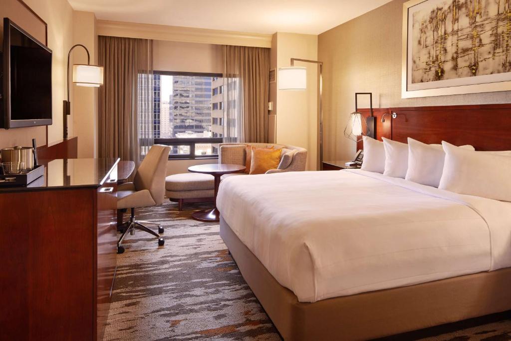 Hilton Denver City Center - King Room With Transfer Shower - Mobility Access