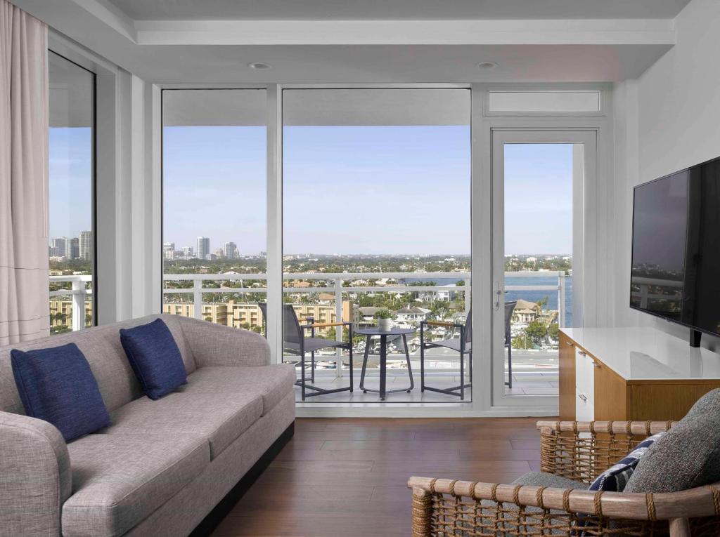 Hilton Fort Lauderdale Marina - King Bed Corner Suite Marina View Balcony