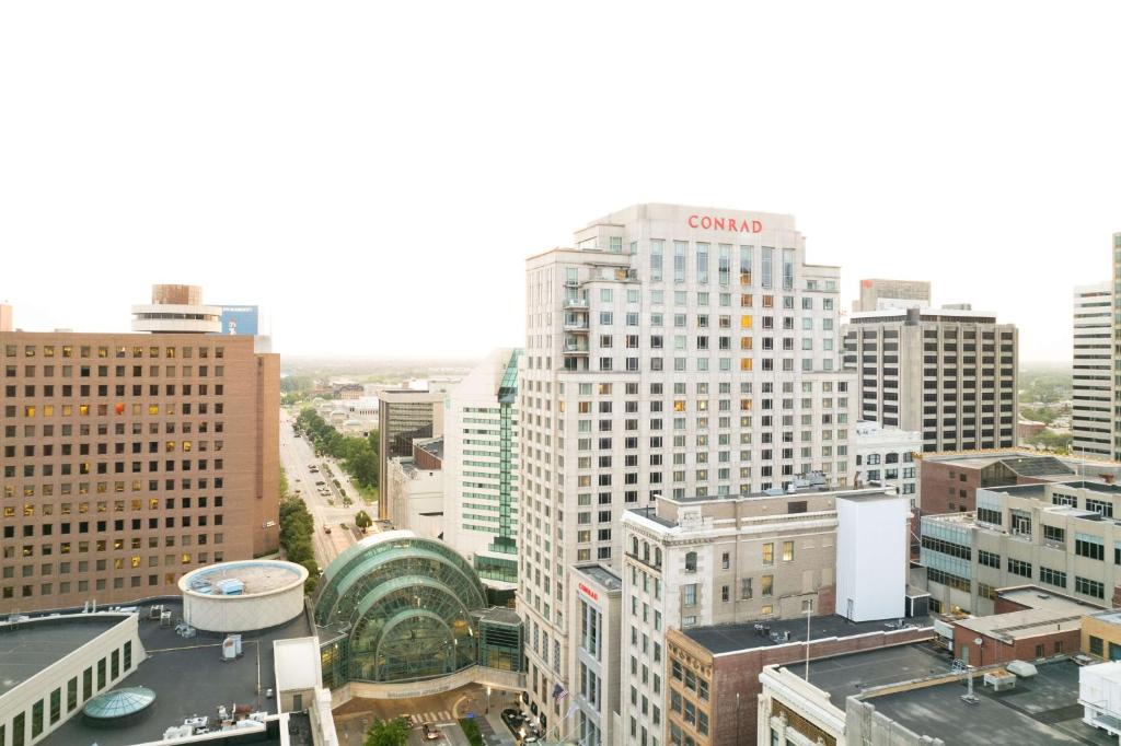 z góry widok na miasto z wysokimi budynkami w obiekcie Conrad Indianapolis w mieście Indianapolis
