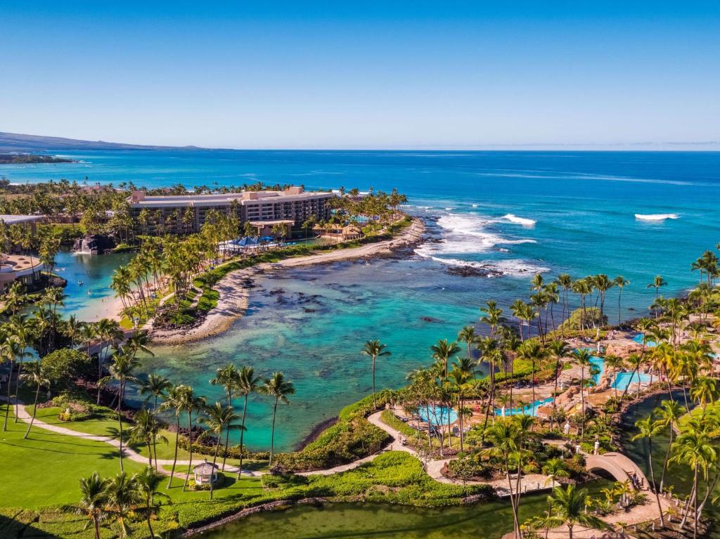 una vista aerea sul resort e sull'oceano di Hilton Waikoloa Village a Waikoloa