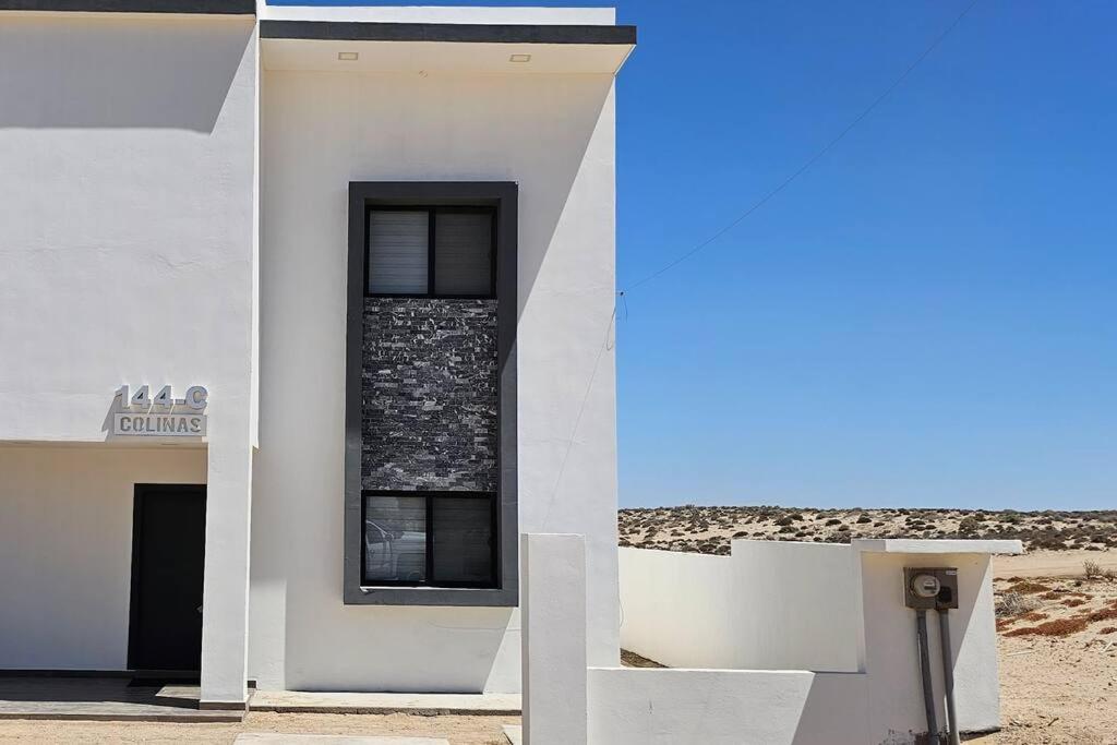 ein weißes Gebäude mit einem Seitenfenster in der Unterkunft Colinas Casa en la Playa in Puerto Peñasco