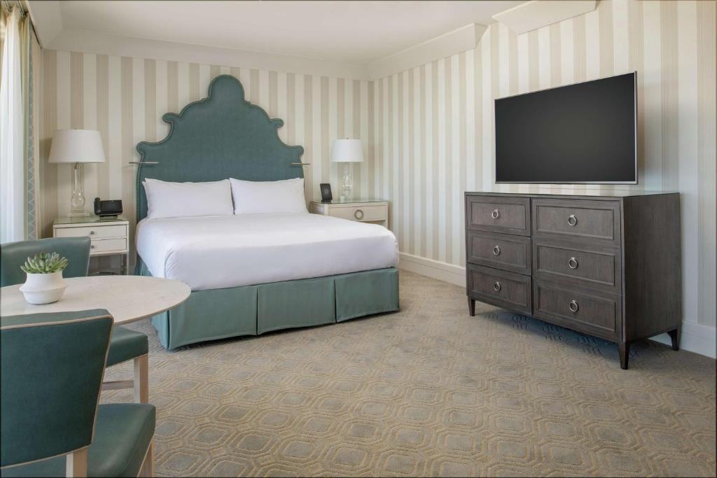 The Beverly Hilton - King Studio Suite With View