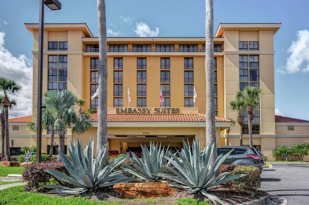奧蘭多的住宿－奧蘭多國際大道會展中心希爾頓合博套房酒店，一座酒店大楼前面有棕榈树