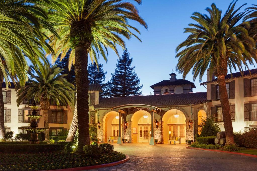 ein Gebäude mit Palmen davor in der Unterkunft Embassy Suites by Hilton Napa Valley in Napa