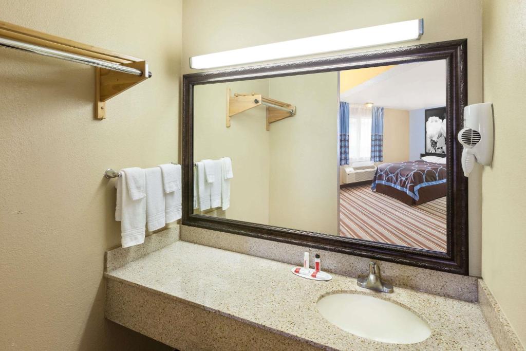 Super 8 by Wyndham Kingsville - King Room - Fumo