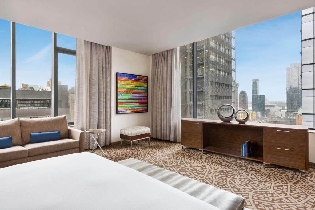 Cama ou camas em um quarto em Hilton New York Times Square