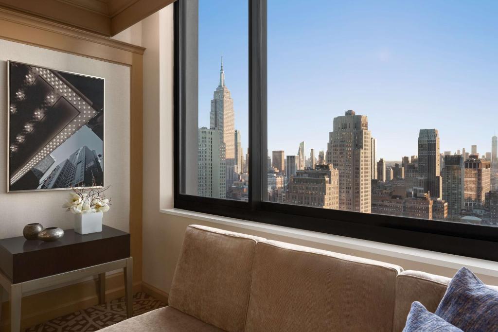 Uma área de estar em Hilton New York Times Square